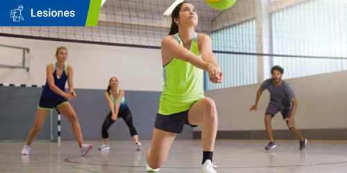 Tres mujeres y un hombre practican sus movimientos de pelota con raqueta en una pista polideportiva cubierta  Tres mujeres y un hombre practican sus movimientos de pelota con raqueta en una pista polideportiva cubierta